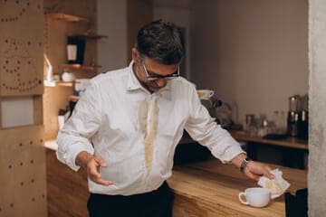 come eliminare una macchia di caffè dalla camicia bianca
