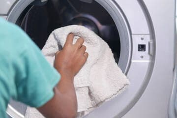 come mettere gli asciugamani in lavatrice per non farli puzzare