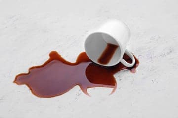 macchia d caffè sul divano