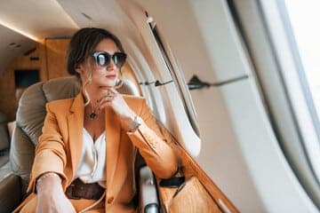 tessuti eleganti foto di una donna con un completo elegante